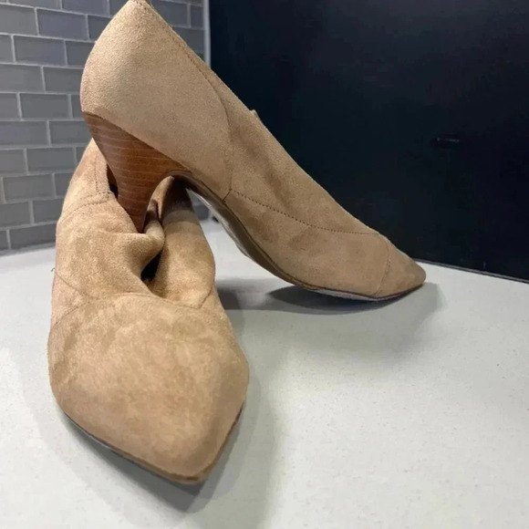 Faux Suede Heels Size 10 Light 2 Inch Heel - Picture 6 of 12